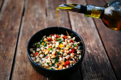 PORTO ALEGRE, RS, BRASIL,  31/07/2017 : Destemperados - Receitas mediterrâneas: Salada de feijão fradinho, Salada de pepino com iogurte e dill, Caponata de abobrinha,  Kafta com hortelã, Mjadra. (Omar Freitas/Agência RBS)Indexador: Omar Freitas<!-- NICAID(13062950) -->