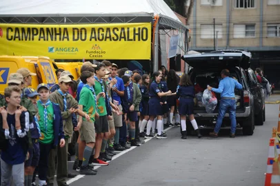 CAXIAS DO SUL, RS, BRASIL, 11/05/2024. Abertura da Campanha do Agasalho em Caxias do Sul, na Praça Dante Alighieri, área central da cidade. (Bruno Todeschini/Agência RBS)Indexador: BTK<!-- NICAID(15761549) -->