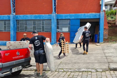Durante o final de semana equipes atuaram em ações para mitigar estragos causados pela forte chuva na sexta-feira. Arrecadação de donativos no ginásio do bairro Glória.<!-- NICAID(15285808) -->