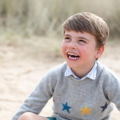 A handout picture released by Kensington Palace on April 22, 2022 shows Britain's Prince Louis of Cambridge posing for a photograph, taken by his mother, Britain's Catherine, Duchess of Cambridge, in Norfolk, eastern England in April, 2022, released to mark the fourth birthday of Prince Louis on April 23. (Photo by The Duchess of Cambridge / KENSINGTON PALACE / AFP) / RESTRICTED TO EDITORIAL USE - MANDATORY CREDIT "AFP PHOTO / KENSINGTON PALACE / DUCHESS OF CAMBRIDGE" - NO MARKETING NO ADVERTISING CAMPAIGNS - RESTRICTED TO SUBSCRIPTION USE - STRICTLY NO SALES - DISTRIBUTED AS A SERVICE TO CLIENTS - NO USES AFTER DECEMBER 31, 2022 / <!-- NICAID(15076268) -->