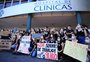 Residentes do Hospital de Clínicas protestam contra corte de verbas que pode impactar pagamento de bolsas