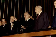 Posse do presidente José Sarney e seu substituto legal Uliysses Guimarães em 15.03.1985, em sessão conjunta do Congresso Nacional, presidida pelo senador José Fragelli.Indexador: Arquivo SenadoFonte: Arquivo Senado<!-- NICAID(15949496) -->