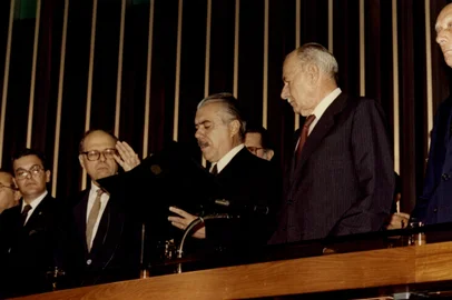 Posse do presidente José Sarney e seu substituto legal Uliysses Guimarães em 15.03.1985, em sessão conjunta do Congresso Nacional, presidida pelo senador José Fragelli.Indexador: Arquivo SenadoFonte: Arquivo Senado<!-- NICAID(15949496) -->
