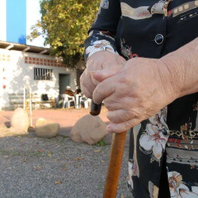 zol, idosa, idosos, idade, parkinson, mal de parkinson, estudo revela que ibuprofeno reduz risco de parkinson