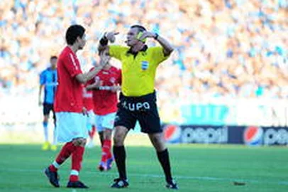 Classico 381 final do gauchao Inter x Gremio no estadio Olimpico Jogador Bolivar e juiz Leandro Vuaden clássico 381,gauchão,campeonato gaúcho,olímpico,inter,grêmio,jogador,estádio,bolívar,juiz,leandro vuaden