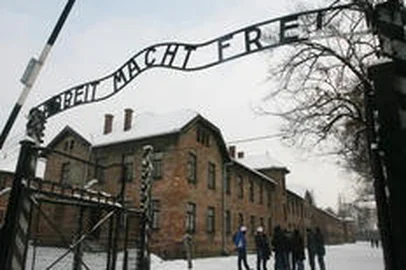 Turistas param perto da entrada principal com replica da inscricao Arbeit Macht Frei O trabalho liberta sobre a porta de entrada para o antigo campo de concentracao Auschwitz em Oswiecim sul da Polonia O simbolo original do portao foi roubado antes do amanhecer de sexta feira e a policia iniciou intensa busca mas a inscricao foi substituida por uma replica Tourists pause near the main entrance with a replica of the inscription Arbeit Macht Frei translated to Work Sets You Free over the entranceway to the former Nazi death camp Auschwitz Birkenau in Oswiecim southern Poland Friday Dec 18 2009 The original infamous iron sign over the main entrance to the former Nazi death camp Auschwitz Birkenau was stolen before dawn on Friday and the police have launched an intensive search but the symbolic inscription above the entrance has been replaced by a replica sign AP Photo POLAND OUT roubo,auschwitz,campo de concentração,oswiecim,polônia,holocausto,segunda guerra mundial,arbeit macht frei,réplica