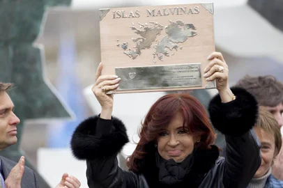 Presidente argentina Cristina Fernandez Kirchner em Ushuaia segura uma placa onde se le Islas Malvinas em espanhol ou Ilhas Malvinas na cerimonia de 30 anos do comeco da guerra das malvinas 0204212 Editoria I Local Ushuaia Indexador Natacha Pisarenko Fotografo STF Presidente,argentina,Cristina Fernandez Kirchner,Ushuaia,placa,Islas Malvinas,Ilhas Malvinas,Falklands,30 anos,guerra,0204212
