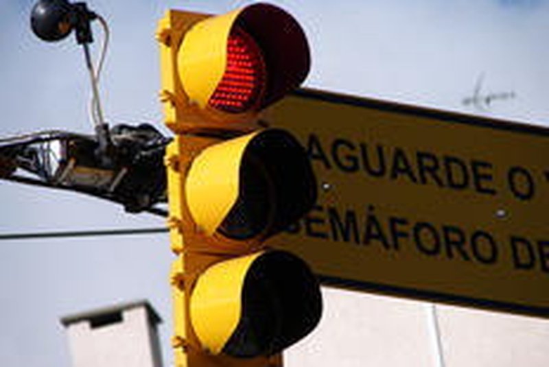 Semaforo inteligente em Porto Alegre com camera que identifica onde esta o maior movimento em um cruzamento e define os sinais verde e vermelho semáforo,câmera,sinaleira,semáforo inteligente