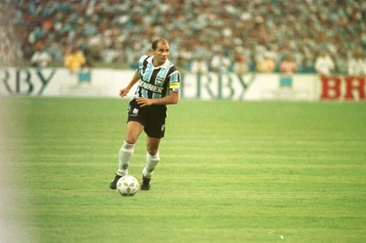 Jogo Gremio 2 x 0 Portuguesa final do Campeonato Brasileiro Gremio Bicampeao Brasileiro ENVELOPE 182938 FOTO DIGITALIZADA grazindespi,bicampeonato,bicampeão brasileiro,brasileirão,campeonato,campeonato brasileiro,campeão,comemoração,competição,decisão,dinho,final,futebol,grêmio,grêmio x portuguesa,jdhdj,jogo,partida,portuguesa,taça,troféu,vitória
