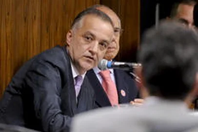 Lia de Paula / Agência Senado O contraventor Carlos Augusto Ramos conhecido como Carlinhos Cachoeira se limita a dizer que nao falara nada durante reuniao da CPI mista que investiga suas relacoes com agentes publicos e privados carlinhos cachoeira,cpi,chegada,senado,bicheiro,contraventor,22/05/2012