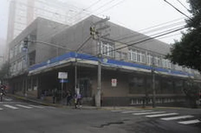 Durante a analise de casos especificos informou a assessoria de imprensa da PF foi constatado que a servidora responsavel pelas alteracoes seria dona de uma empresa especializada em medicina do trabalho da qual os empresarios beneficiados seriam clientes A Policia Federal cumpriu mandados de busca e apreensao nesta manha para apreender documentos e computadores na agencia do INSS Por determinacao da Justica Federal a servidora investigada foi afastada de sua funcao fraude 2012,INSS 2012,Polícia Federal 2012,Ministério Público Federal 2012,investigação,Santa Maria