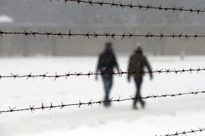 Visitors  a fence in the former Nazi concentration camp Sachsenhausen in the city of Oranienburg north of Berlin  Wednesday Jan 27 2010 On the occasion of Holocaust remembrance day camp survivors and guests commemorated the victims of Nazi dictatorship AP Photo dapd Sven Kaestner holocausto,nazismo,auschwitz,campo de concentração,berlim,oranienburg
