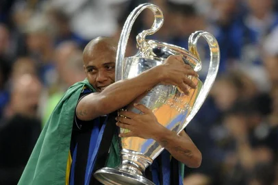 Brasileiro Maicon comemora titulo da Liga dos Campeoes da Europa pela Inter de Milao que venceu o Bayern de Munique por 2 a 0 em Madri Maicon,Inter de Milão,Internazionale,Liga dos Campeões