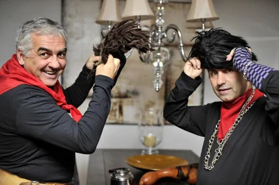 PORTO ALEGRE RS BRASIL 3 7 2012 O humorista Jair Kobe e posa ao lado do amigo e parceiro de humor Luiz Antonio de Souza o Licurgo Em entrevista para o Diario Gaucho na casa em que mora com a familia no Bairro Boa Vista em Porto Alegre Kobe falou da vida pessoal do trabalho do seu principal personagem o Guri de Uruguaiana Foto Carlos Macedo Diario Gaucho Especial diário gaúcho,dg,variedades,humor,humorista,jair kobe,guri de uruguaiana,personagens,vida,licurgo,luiz antonio de souza