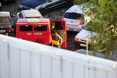 Carros sao roubados na SOS ESTEIO do DETRAN na sequencia de fotos o Fiat Uno do pedreiro Cladimir Goncalves de Oliveira e depenado por funcionarios do DETRAN roubam cilindros de gas bateria bancos roubo detran,detran,roubo,2012,sos esteio,carro roubado,depenado,vitima