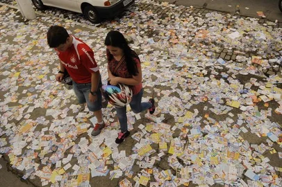  

As ruas de Pelotas ficaram tomadas de santinhos.