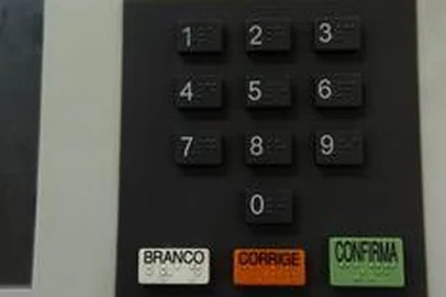 *** JBotega - Urna Eletrônica 1 ***
Urnas eletrônicas sendo preparadas para eleição do dia 5 de Outubro.