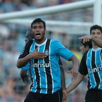*** Fernando Gomes - GRE X BOTAFOGO 2 ***
Campeonato Brasileiro 2006- Brasileirão- Grêmio X Botafogo-Léo Lima bate no peito,  para mostrar que tem futebol à torcida gremista.