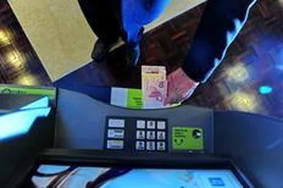 Instalado no Banrisul, caixa eletrônico processa notas e cheques em depósitos.