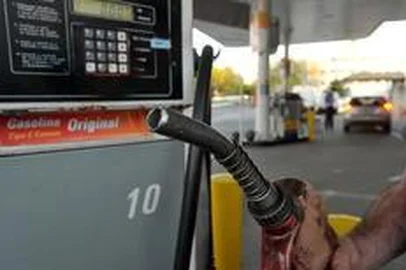  Distribuidora de combustíveis da Ipiranga, em Santa Maria, está recebendo combustíveis aos poucos para repassar para os caminhões que vêm buscar. Alguns caminhoneiros estão precisando esperar durante todo o dia para não precisar voltar com o caminhão vazio. Posto Brasil já está sem gasolina comum.