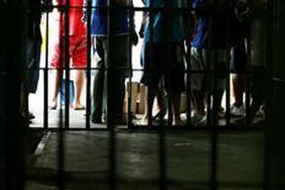 ***  Presídio Central de Porto Alegre  ***Presídio central de Porto Alegre, hoje com mais de 4,7 mil presos. Com capacidade para pouco mais de 1,5 mil detentos, é considerado o pior e mais superlotado presídio do Brasil. Para o juiz Sidinei José Brzuska, autor do relatório sobre o sistema penitenciário do RS, no Central "as condições são tão ruins que há dificuldade em descrevê-las. Lembra masmorras medievais. Internamente, lembra aqueles prédios das regiões mais pobres da África, assoladas por doenças e guerras civis". O relatório foi enviado à governadora Yeda Crusius solicitando envio de propostas. A interdição do estabelecimento está em estudo e para o juiz, o caminho do central seria a demolição.- Na foto, celas do Pavilhão C do presídio, considerado o pior local do Central, a 3ª galeria deste pavilhão nunca passou por reformas.