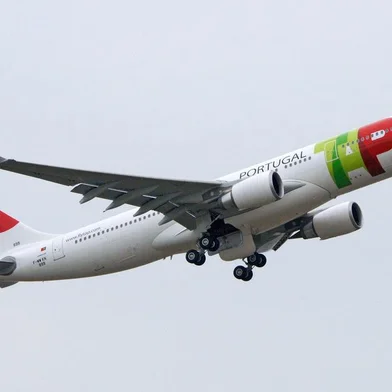 Airbus A330 da TAP. Jato desse modelo será utilizado no voo Porto Alegre-Lisboa, sem escalas, que começará em 12 de junho de 2011, com decolagens do aeroporto Salgado Filho às segundas, quartas, sábados e domingos. 