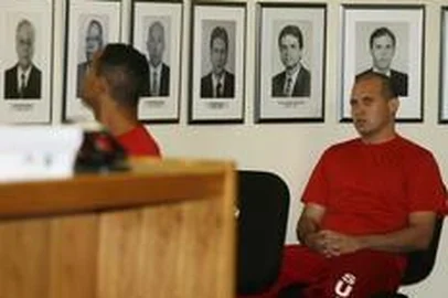 O réu Luiz Henrique Romão (d), o Macarrão, no terceiro dia de julgamento do goleiro Bruno Fernandes(e) pelo desaparecimento e suposto assassinato de sua ex-amante Eliza Samúdio, no Fórum Doutor Pedro Aleixo, em Contagem, na Região Metropolitana de Belo Horizonte (MG), nesta quarta-feira.