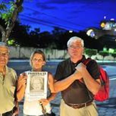  

SÃO PAULO, BRASIL, 30/11/2012 - Fotos na Cidade de Aparecida, os filhos de Beatriz, Flávia e João Carlos Winck e o senhor Delmar Winck (FOTO: TADEU VILANI / ZERO HORA)