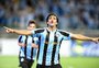 Ex-Grêmio volta da aposentadoria, marca gols e desabafa contra técnico da seleção