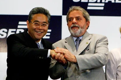 #PÁGINA:12  LULA/POSSE/SEBRAE NACIONAL - O novo diretor presidente do Sebrae, Paulo Okamotto cumprimente o presidente Lula, durante solenidade de posse do diretor presidente do Serviço Brasileiro de Apoio às Micro e Pequenas Empresas (Sebrae), Paulo Okamotto. No hotel Blue Tree. 18-01-05. FOTO DIGITAL: RAFAEL NEDDERMEYER/AGENCIA ESTADO/AE Fonte: AE Fotógrafo: RAFAEL NEDDERMEYER