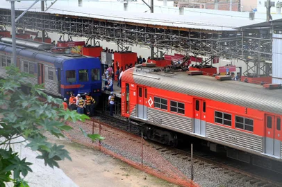 Dois trens da CPTM (Companhia Paulista de Trens Metropolitanos) colidem na manhã desta terça-feira (18) na estação Francisco Morato, na Grande São Paulo, deixando passageiros feridos. Em nota, assessoria da CPTM informou que um trem vazio manobrava no pátio da estação quando se chocou contra uma composição que levava passageiros, e que estava parada na plataforma (sentido estação da Luz)