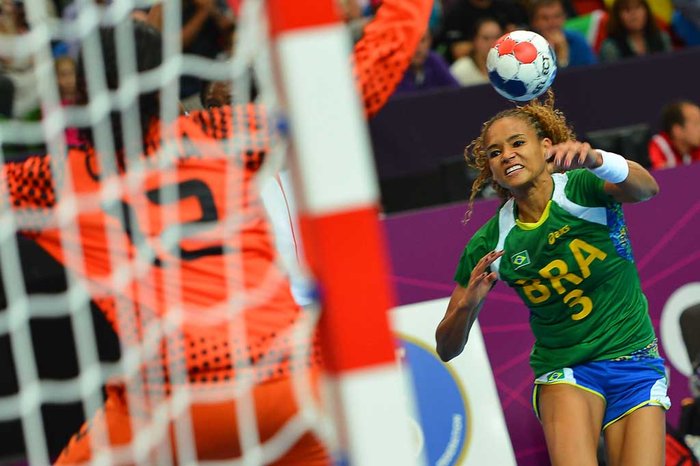 Alexandra leva o prêmio de melhor jogadora do mundo no handebol