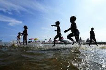  RS, BRASIL - 14/01/2013FOTO:RICARDO DUARTE /ZERO HORATemporada de Praia / crianças brincando na praia de Arroio do Sal,guarita 38