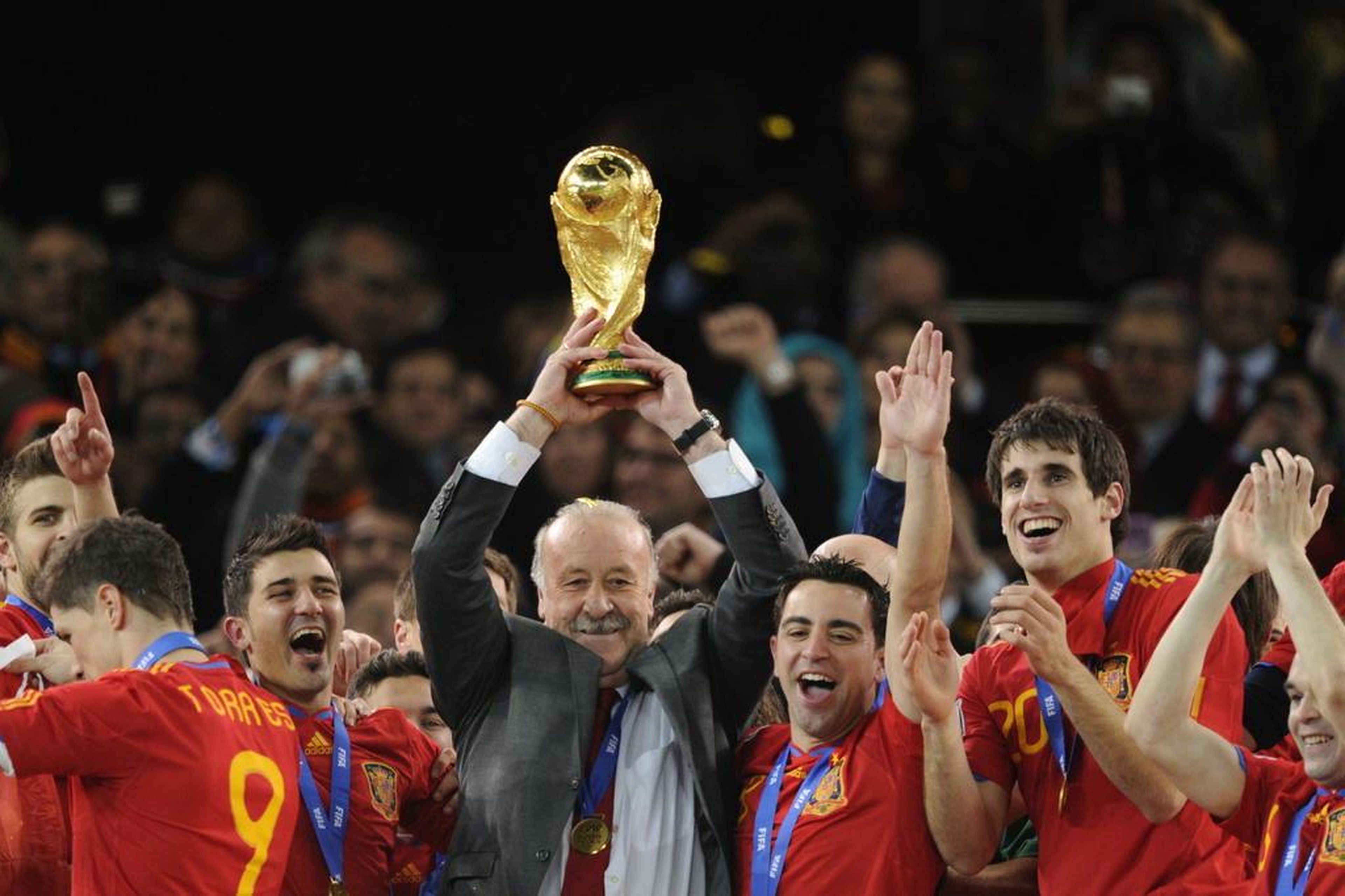 Испанские футболисты. Сборная испании выиграла. Сборная испании на чм 2010. Хоселу сборная испании. Чемпионат европы по футболу 2012 фото.