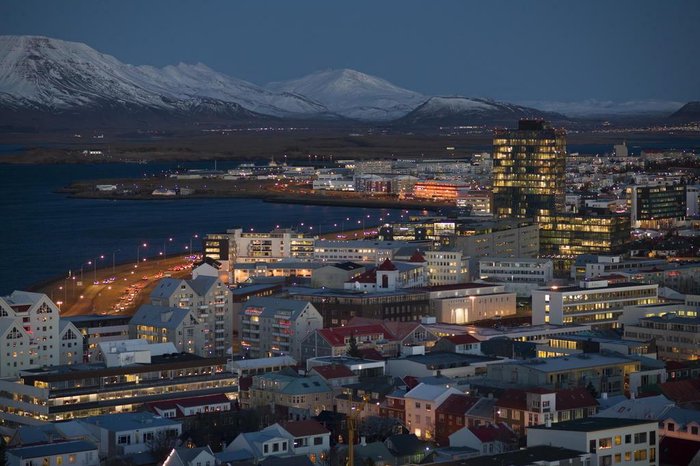 Resultado de imagem para centro de reykjavik noite"