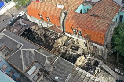 Incêndio na boate Cabaret destruiu o telhado da casa, em Porto Alegre.