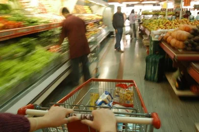 *** 07/11-Charles-Cesta Básica 2 ***Valor da cesta básica teve uma queda de 1,93% neste semestre. Preço do tomate foi o que mais caiu: 20%. Os produtos de limpeza tiveram a maior alta.