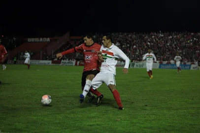 PELOTAS, RS, BRASIL, 16-05-2013: Lance da partida entre Brasil-Pel e São Paulo-RG no jogo de ida da final do primeiro turno da Série A-2, no estádio Bento Freitas. Brasil-Pel venceu por 1 a 0. (Foto: Fábio Gomes/Especial, ESPORTES)