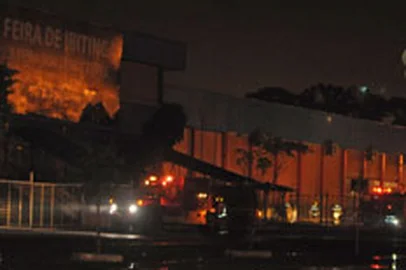 Incendio, Incêndio, Fenac, Novo Hamburgo, escombros, pavilhão, pavilhao, fogo, bombeiros, feira 05062013
