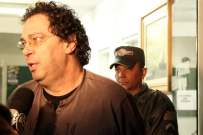 O ex-jogador Casagrande é assaltado ao sair de uma pizzaria na Rua São Jorge, bairro do Tatuapé, zona leste de São Paulo (SP), na noite desta quarta-feira (5). Os criminosos roubaram o carro