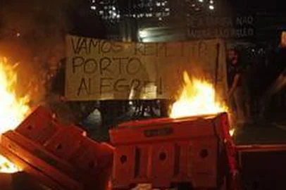 Protesto contra aumento passagem ônibus, trens e metrô em São Paulo.Protesto Se a tarifa aumentar São Paulo vai parar contra o aumento das passagens de ônibus, trens e metrô, em frente ao Teatro Municipal de São Paulo, no centro de São Paulo (SP), na tarde desta quinta-feira (6). A manifestação é organizada pelo Movimento Passe Livre.Editoria: GERLocal: SÃO PAULOIndexador: GABRIELA BILÓ/FUTURA PRESS