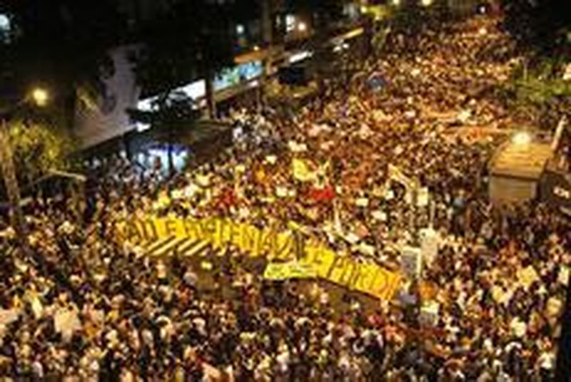 Movimento reúne manifestantes contra tarifas no RioRJ - TARIFAS/PROTESTO/RJ  - GERAL - Manifestantes protestam contra o aumento do preço das passagens de ônibus no centro da cidade do Rio de Janeiro, nesta segunda-feira.    17/06/2013 - Foto: ALEXANDRO AULER/ESTADÃO CONTEÚDOEditoria: GERALLocal: RIO DE JANEIROIndexador: ALEXANDRO AULERFotógrafo: ESTADÃO CONTEÚDO