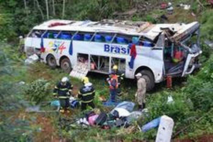 Ônibus de sacoleiros cai em ribanceira e deixa dois mortos e 15