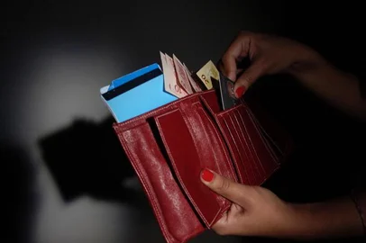 *** J.Botega - Produção cad. dinheiro ***Produção de foto com carteira, dinheiro, cartão de crédito e cheque, para editoria de economia.