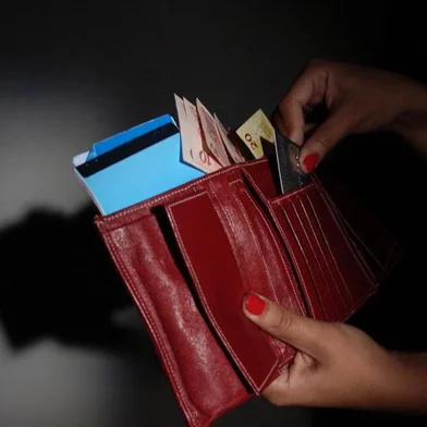 *** J.Botega - Produção cad. dinheiro ***
Produção de foto com carteira, dinheiro, cartão de crédito e cheque, para editoria de economia.
