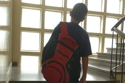  Mochila Pesada. A jornalista Nádia De Toni verifica o peso das mochilas utilizadas opor alunos do Colégio Cristovão de Mendoza. Caderno Saúde. Na foto,