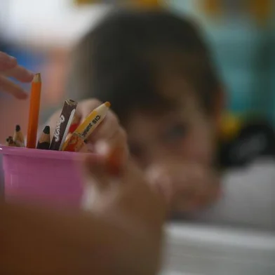 Escola Dinâmica. Crianças em ativides educativas.Antônio Baltazar Linhares ( com camisa do tigre)