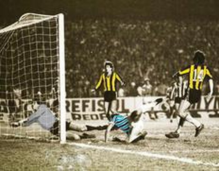 Resultado de imagem para gol de cesar contra o penharol 1983