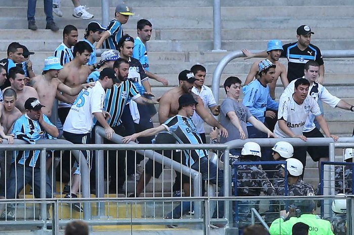 Grêmio é punido com três jogos sem mando por confusão entre torcedores