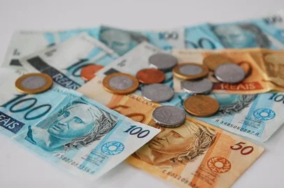  Cédulas e moedas de real.